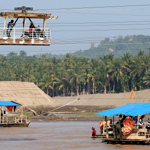 Demi Beraktivitas, Warga Bireuen Aceh Bertaruh Nyawa Naik Kereta Gantung