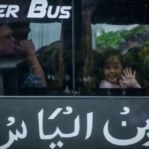 STOP! Jangan Biarkan Anak Anda Duduk Begini Saat Mudik