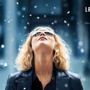 Dari Rumah Penuh Konflik ke Puncak Kesuksesan: Transformasi Jennifer Lawrence di Film Joy
