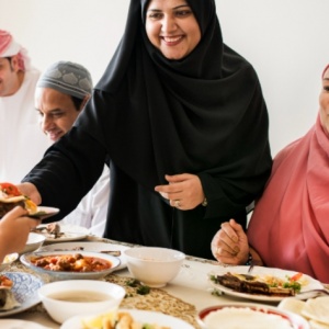 Perut Begah tapi Segan Tolak Suguhan Lebaran? Ini Seni Diplomasi Makan Tanpa Kekenyangan