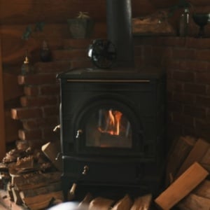 Nostalgia Aroma Dapur Ibu: Kisah Hangat Memasak dengan Tungku Kayu Bakar