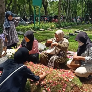 Sang Kakak Ungkap Pertimbangan Jenazah Cucu Mpok Nori Ditumpuk
