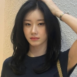 4 Outfit Hangout ala Chaeryeong ITZY, Effortless tapi Tetap Standout!