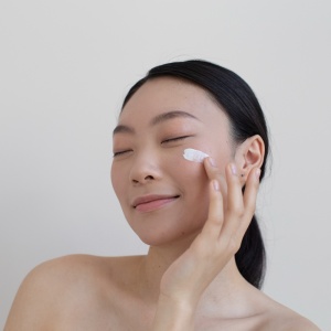 Perbedaan Sunscreen Symwhite 377 vs Vitamin C untuk Flek Hitam: Mana yang Lebih Efektif?