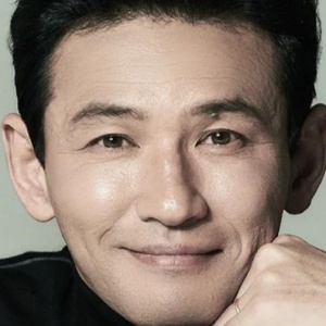 Hwang Jung Min dalam Pembicaraan Bintangi Film Horor Okultisme Baru