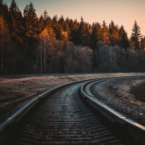 Polisi Berdarah di Perlintasan Rel Kereta Api Tanpa Palang Pintu
