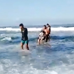 Tragedi Nyaris Pecah di Karang Papak: 4 ABG Bandung Digulung Ombak, Polairud Terjang Arus Maut