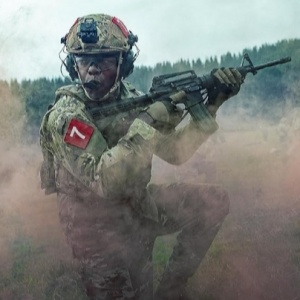 Total Action Package! Film War Machine Suguhkan Hiburan Murni Tanpa Pretensi Mendalam