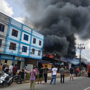 Kebakaran di Nanga Pinoh di Momen Lebaran 2026, Sejumlah Bangunan Hangus Terbakar