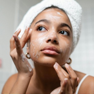 Deep Clean & Soothe: 4 Cleanser Allantoin yang Menjaga Kelembapan