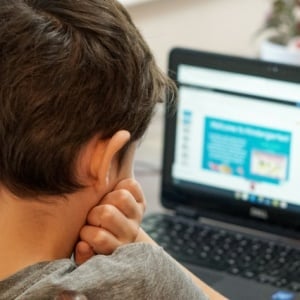 Drama Sekolah Daring April 2026: Kebijakan Bijak atau Sekadar Tes Ombak?