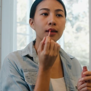 5 Pilihan Lip Serum Vitamin C & E: Solusi Bibir Cerah & Lembab