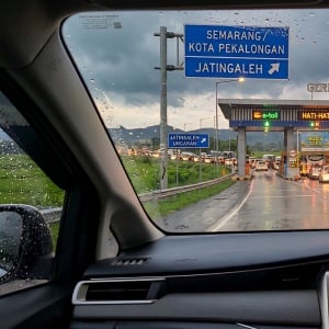 Hujan, Luka, dan Jalan Panjang Menuju Rumah