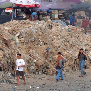 Gunungan Sampah Kiriman Kepung Pantai Kedonganan Bali