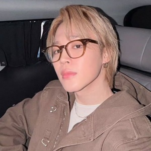 4 Padu Padan Outfit Chic ala Jimin BTS, dari Casual ke Mid-Formal Look!
