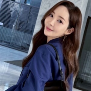 4 Ide Daily Outfit Feminin ala Park Min Young, Tampil Chic dan Elegan!
