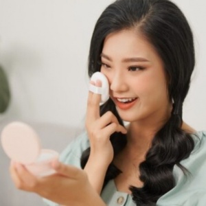 Trik Duet Cushion dan Bedak Tabur agar Complexion Bebas Dempul dan Anti-Geser