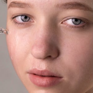 Bekas Jerawat Susah Hilang? Ini 4 Peeling Serum yang Bisa Jadi Solusi