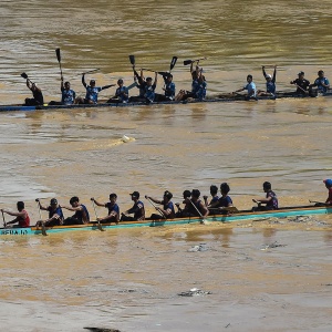 Meriahnya Adu Perahu Balumbo Biduk di Sungai Batang Asai