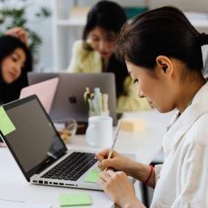 Balik Kerja setelah Momen Liburan yang Hangat: Mood Hilang, Realita Datang