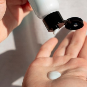 5 Hand Cream untuk Kulit Kering, Ampuh Melembapkan dan Tidak Lengket