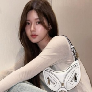 4 Ide Outfit Oversize ala Zhao Lusi, Tampil Kasual dan Tetap Stylish!