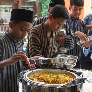MBG Uji Sistem Prasmanan, Siswa Ambil Sendiri untuk Tekan Pemborosan