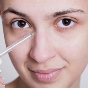 4 Eye Serum Niacinamide dan Vitamin C: Solusi Ampuh Cerahkan Mata Panda