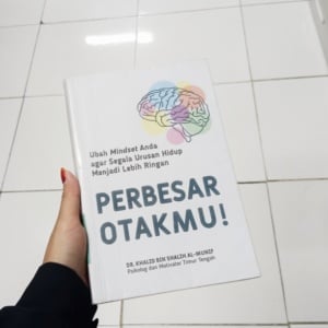 Seni Mengubah Hidup Lebih Ringan dan Bermakna di Buku Perbesar Otakmu