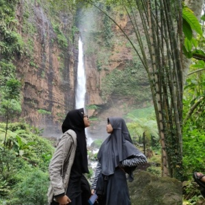 Air Terjun Kapas Biru: Primadona Lumajang yang Eksotis di Lereng Semeru!