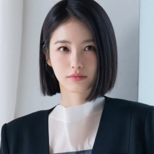 Dari Hangout sampai Ngantor, Intip 4 Ide Outfit Chic ala Shin Ye Eun!