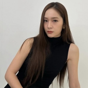 Nongkrong Lebih Modis dengan 4 Ide Padu Padan OOTD Hitam ala Krystal Jung
