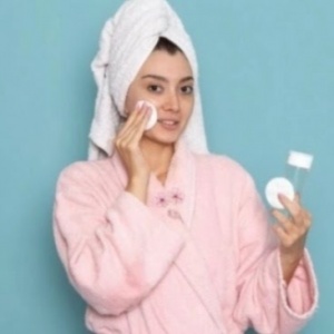 4 Micellar Water Lokal Terbaik yang Aman Dipakai saat Kulit sedang Jerawat
