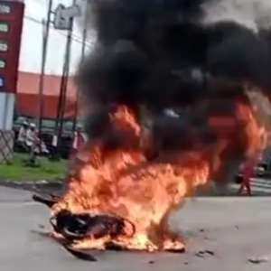 Tragedi di Jalur Tengkorak Duduksampeyan: Kijang Hantam 3 Motor Hingga Terbakar, Satu Nyawa Hilang