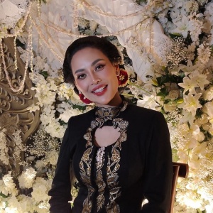 Erika Carlina Sewa Pawang Hujan di Acara Tedak Siten Putranya: Percaya Enggak Percaya