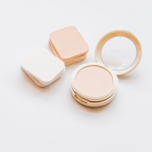 5 Bedak Padat untuk Kulit Berminyak, Hasil Makeup Natural dan Tidak Dempul