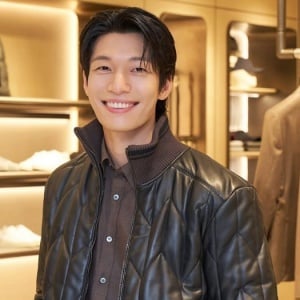 OOTD Lebih Maskulin dengan 4 Inspirasi Padu Padan Outerwear ala Wi Ha Joon