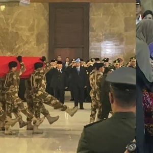 SBY Hadiri Upacara Pelepasan 3 Jenazah Prajurit TNI Gugur di Lebanon, Haru Saat Hampiri Keluarga
