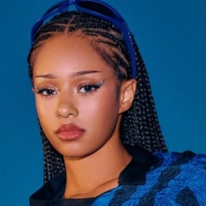 Sempat Konfirmasi, HYBE Kini Pilih Diam soal Partisipasi Manon di Coachella