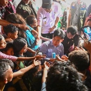 Apatisme yang Dipupuk: Ketika Rakyat Melepas Nasibnya Sendiri