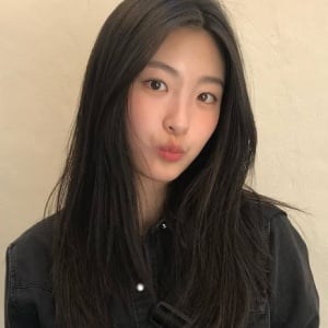 Casual sampai Mid-Formal Look, Sontek 4 Ide Outfit Kemeja ala Oh Ye Ju Ini!