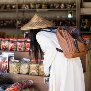 Simalakama Plastik: Antara Lonjakan Harga dan Napas UMKM yang Sesak