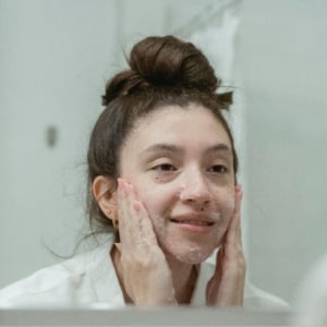 Bye Kulit Ketarik! 5 Rose Cleanser untuk Wajah Lembap & Plumpy