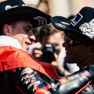 Bak Siang dan Malam: Marco Bezzecchi Cetak Hattrick, Ducati Tak Berkutik