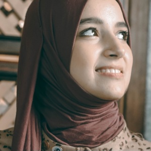 Jangan Asal Cuci! Ini 6 Cara Merawat Pashmina Rayon agar Tetap Flowing