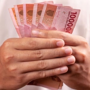 Gaji UMR: Cukup di Atas Kertas, Berat di Kehidupan Nyata