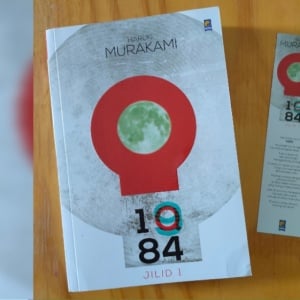 Review 1Q84 Jilid 1: Saat Murakami Menggugat Patriarki di Dunia Dua Bulan