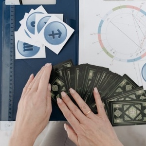 Dari Percaya Ramalan Zodiak ke Tulisan: Perjalanan Saya Memaknai Horoskop