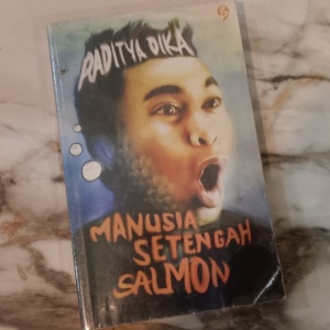 Meski Berakhir Mati, Salmon Memilih Bergerak: Merenungi Buku Raditya Dika
