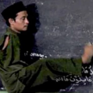 Viral Kisah Pak Untung, Guru Tanpa Tangan di Madura Jago Menulis Huruf Arab